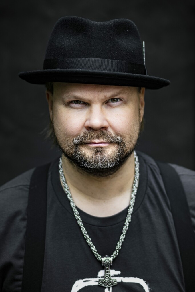 Kuvassa kirjailija Tuomo Heikkinen