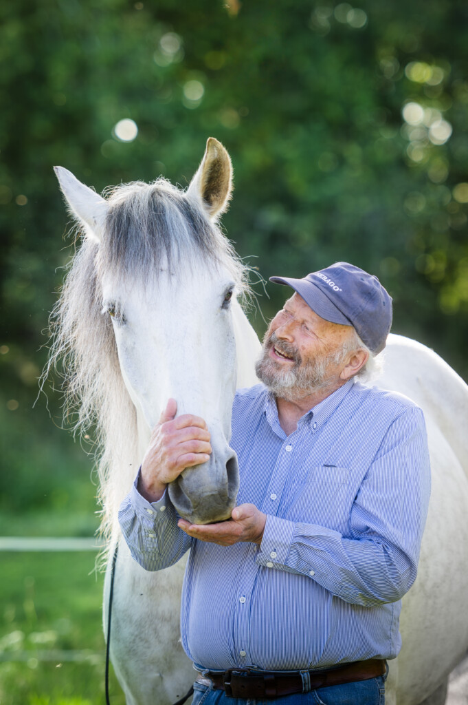 Författaren Peter Kankkonen med en häst