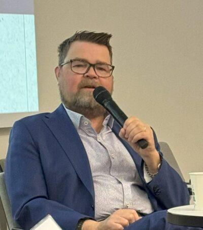  Jari Hanski